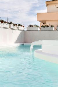 阿尔盖罗多莫米酒店的一个带喷泉的游泳池