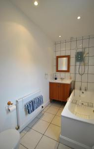 皮滕威姆Harbour House- home from home in Pittenweem的带淋浴、盥洗盆和卫生间的浴室
