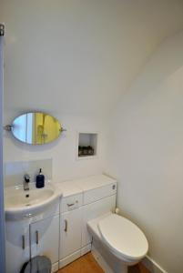 皮滕威姆Harbour House- home from home in Pittenweem的浴室配有白色卫生间和盥洗盆。