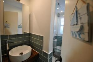 皮滕威姆Willow Cottage- charming cottage in East Neuk的浴室设有白色水槽和镜子