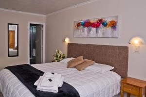 皮克顿皮克顿盖维汽车旅馆的一间卧室配有一张床,床上有毛巾