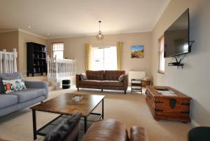 克雷尔Darnley View- spacious countryside retreat的客厅配有沙发和桌子