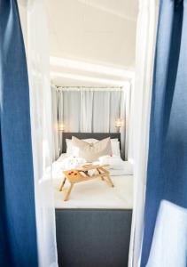 BrygghaugenNorwegian Wild的一间小卧室,配有一张桌子和一张床铺