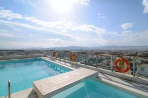 雅典Dorian Inn - Sure Hotel Collection by Best Western的建筑物屋顶上的游泳池