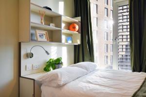 谢菲尔德For Students Only Studios and Ensuite Bedrooms with Shared Kitchen at LIV Student in Sheffield的卧室在窗户前配有一张床