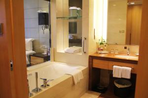 宜昌富力皇冠假日酒店的一间浴室
