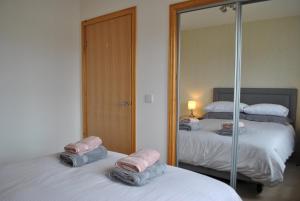 安斯特拉瑟Faolin- superb detached family villa East Neuk的一间卧室配有两张床和镜子