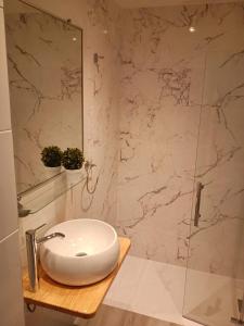 卡拉德费斯特拉特Apartamento en Cala de Finestrat - Edificio Atalaya 5º 10的浴室配有白色水槽和淋浴。