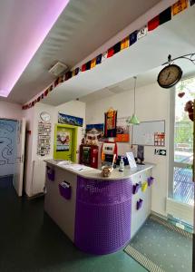萨格勒布Himalayan Hostel的厨房配有紫色的柜台和冰箱。