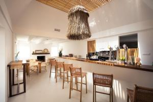 阿尔科斯-德拉弗龙特拉Kampaoh Lago de Arcos的厨房以及带桌椅的用餐室。