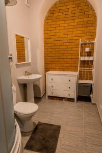 ĶegumsStudio type apartment in Ķegums的一间带盥洗盆和砖墙的浴室
