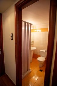 哈尔基斯来福卡迪酒店的一间带卫生间和水槽的浴室
