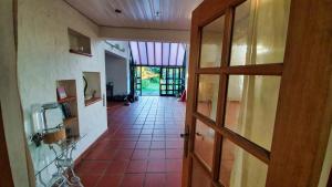 朗根费尔德Shrinath Yog Temple的走廊上设有门,铺有瓷砖地板