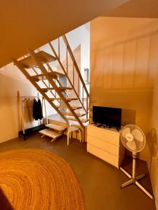 杜布罗夫尼克Apartments Zore Dubrovnik的一间卧室设有楼梯和一张带电视的床。