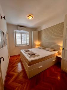 杜布罗夫尼克Apartments Zore Dubrovnik的一间卧室,卧室内配有一张大床
