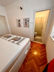 杜布罗夫尼克Apartments Zore Dubrovnik的一间卧室配有一张床,浴室设有卫生间