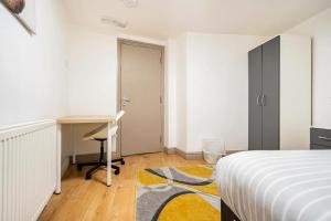 伯明翰Birmingham City Centre Apartment room near China Town的白色卧室配有书桌和床