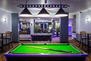 曼彻斯特曼彻斯特机场酒店的带游泳池的客房内的台球桌