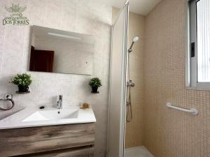 萨拉戈萨Dos Torres Lacarra - Espacioso con 7 Camas Individuales的一间带水槽、镜子和淋浴的浴室
