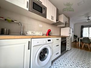 萨拉戈萨Dos Torres Lacarra - Espacioso con 7 Camas Individuales的厨房配有洗衣机和烘干机