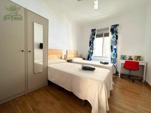 萨拉戈萨Dos Torres Lacarra - Espacioso con 7 Camas Individuales的一间卧室配有两张床和红色椅子