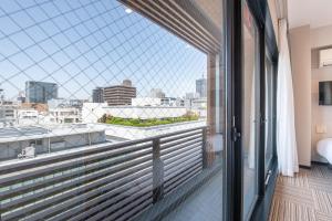 大阪Hotel Sanrriott Osaka Hommachi的市景阳台