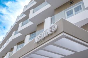 科斯镇Kos Divine Hotel & Suites的建筑物一侧的标志