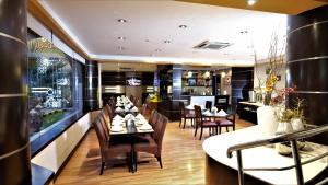 科威特Boudl AL Salmiya بودل الكويت السالمية的餐厅内带桌椅的用餐室