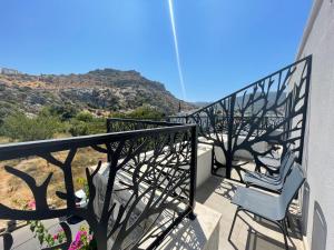 博德鲁姆Villa Oliva Butik Hotel的山景阳台,配有两把椅子