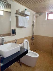 三岛县映明酒店的一间带水槽和卫生间的浴室