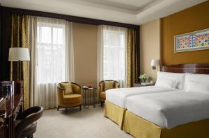 伦敦博蒙特酒店的配有一张床和一把椅子的酒店客房