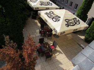 塞克希费黑瓦尔森特盖勒特酒店的享有餐厅高空的景致,餐厅配有椅子和遮阳伞