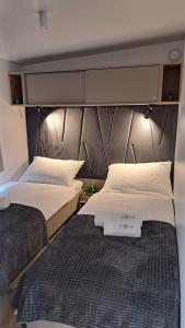 比奥格勒·纳·莫鲁Mobile Home Sole的一间带两张床和大床头的卧室