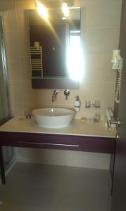 塞克希费黑瓦尔森特盖勒特酒店的一间带水槽和镜子的浴室