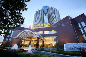 天津天津赛象酒店的一座建筑前有喷泉的酒店