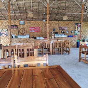 迈考海滩777 Beach Condo Phuket的用餐室配有木桌和长椅
