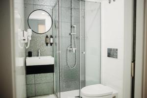 里斯本Next Level Premium Hotels的带淋浴、卫生间和盥洗盆的浴室