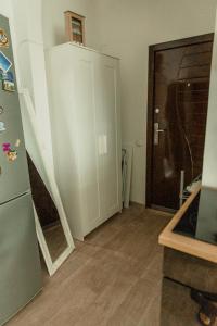 ĶegumsStudio type apartment in Ķegums的厨房配有冰箱和楼梯间