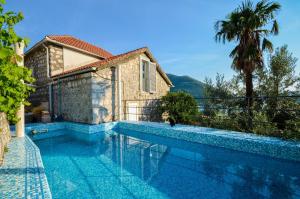 帕里斯特Villa Bocca del Perasto的别墅前设有游泳池