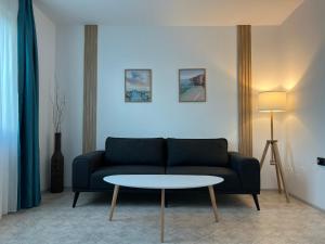 辛尼莫雷特Skyline apartment的客厅配有沙发和桌子