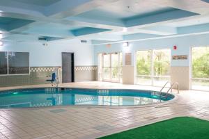 马里恩BlissPoint Inn & Suites Marion的大型游泳池拥有蓝色的天花板,铺有瓷砖地板。