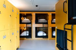 里昂Pilo Lyon的一排黄色储物柜,里面设有床