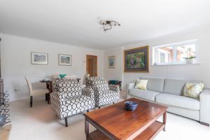 切尔滕纳姆Luxury Cheltenham Home with EV charger - Lechampton Hills的客厅配有沙发和桌子