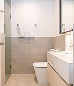 墨尔本Stylish Urban Oasis的浴室配有卫生间、盥洗盆和淋浴。