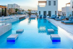 克洛瓦斯Le Palme Mykonos的大楼内的一个蓝色海水游泳池