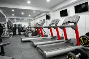巴格达Bloom Hotel的一间健身房,里面设有一排跑步机