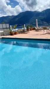阿斯科纳Sollevante Ascona的一个带桌椅的大型蓝色游泳池