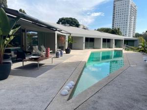 波尔图Boomerang House - Luxury House next to City Park的一座房子,旁边设有游泳池