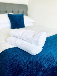 赫尔HU-Thirteen Loft Duplex Studio- Sleeps 2的床上的白色毛巾堆
