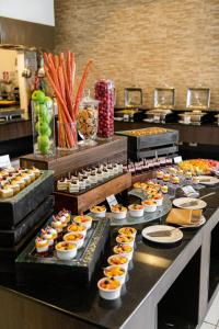 基苏木相思精品酒店 的包含多种不同食物的自助餐
